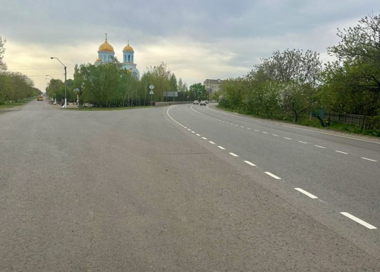 В Амвросиевке завершен ремонт дороги к храму Амвросия Медиоланского