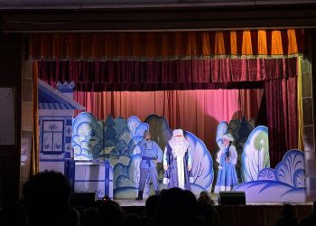 Казанский ТЮЗ подарил детям Приморского сказку и праздник