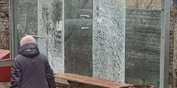 Очередной остановочный павильон разгромили в Мариуполе