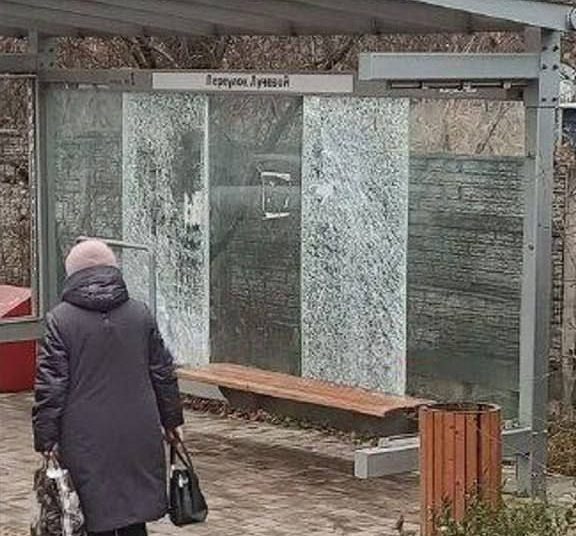 Очередной остановочный павильон разгромили в Мариуполе