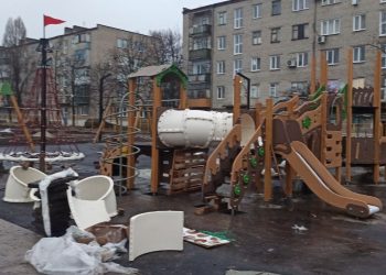 В Докучаевске благоустраивают территорию на улице Ленина