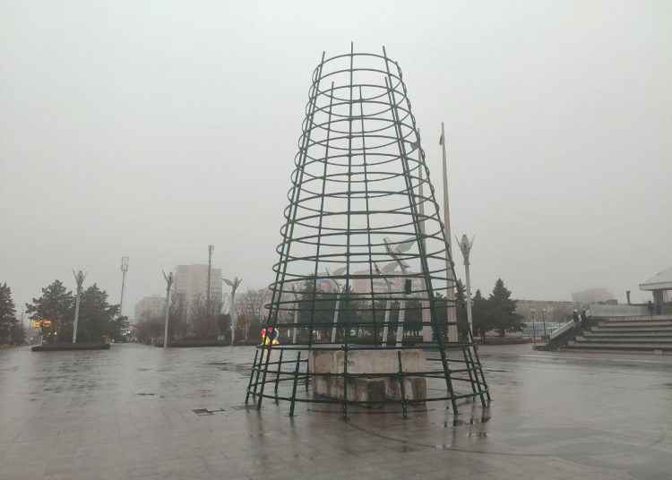 В Мариуполе засияет главная елка: стартовала подготовка к праздникам
