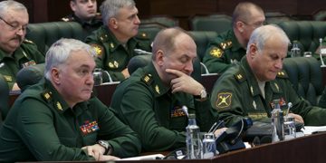 Экстренные службы оцепили заминированный автомобиль председателя комитета Госдумы по обороне