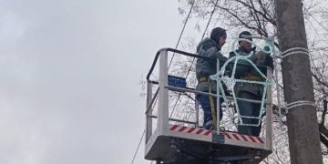 В Мариуполе осмотрели праздничную иллюминацию В Мариуполе осмотрели праздничную иллюминацию
