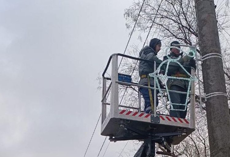 В Мариуполе осмотрели праздничную иллюминацию В Мариуполе осмотрели праздничную иллюминацию