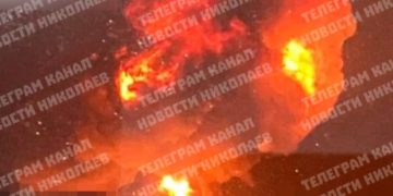 Зарево в небе: «Герани» атаковали промышленное предприятие в Николаеве