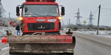 Дорожники ДНР обеспечивают безопасность на зимних трассах: обработано 1,3 млн кв. м