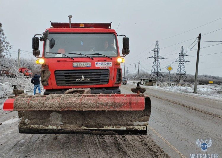 Дорожники ДНР обеспечивают безопасность на зимних трассах: обработано 1,3 млн кв. м