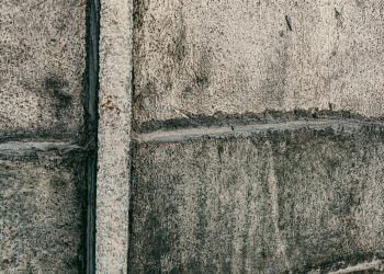 В Горловке устанавливают бетонные укрытия