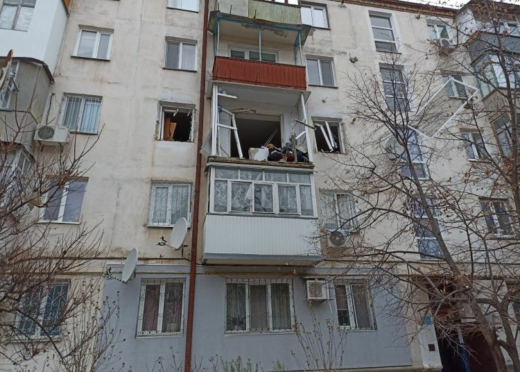 ВСУ ударили по жилому дому в Новой Каховке: пострадала женщина ВСУ ударили по жилому дому в Новой Каховке: пострадала женщина