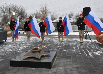В Новоайдаре открыт обновленный мемориал павшим воинам