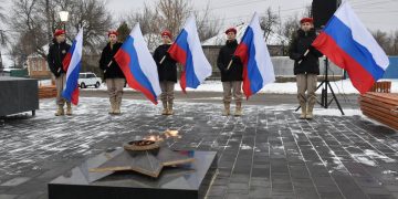 В Новоайдаре открыт обновленный мемориал павшим воинам