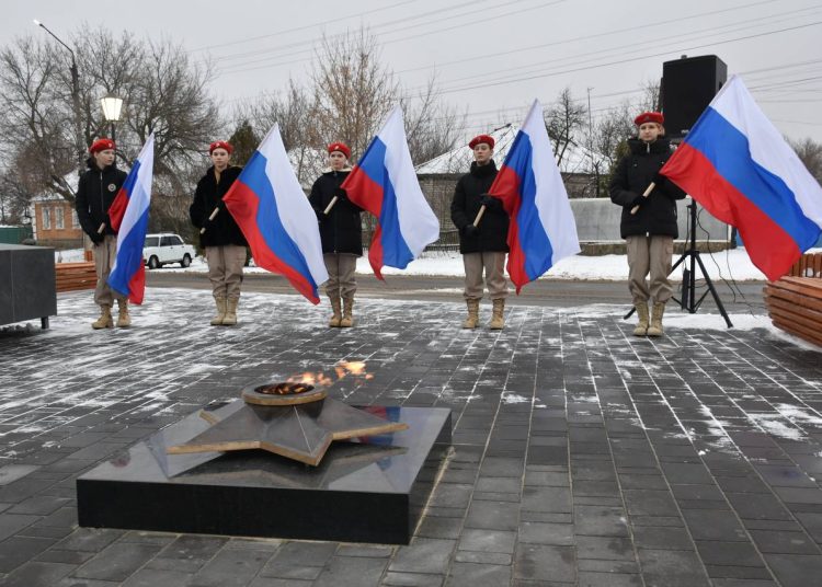 В Новоайдаре открыт обновленный мемориал павшим воинам