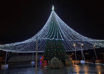 В Мариуполе торжественно открыли новогоднюю елку