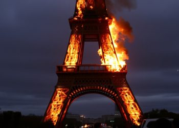 Более 1000 человек эвакуированы из-за возгорания Эейфелевой башни в Париже