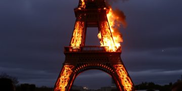 Более 1000 человек эвакуированы из-за возгорания Эейфелевой башни в Париже