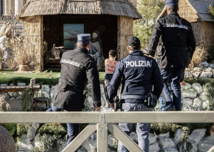 Украинская феминистка устроила акцию протеста в Ватикане против Путина