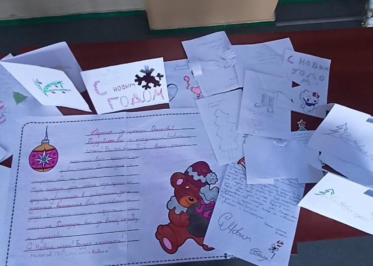 Школьники Амвросиевки продолжают оказывать поддержку военнослужащим Школьники Амвросиевки продолжают оказывать поддержку военнослужащим