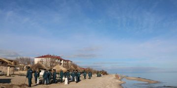 На Азовском побережье идёт сбор вытекшего мазута