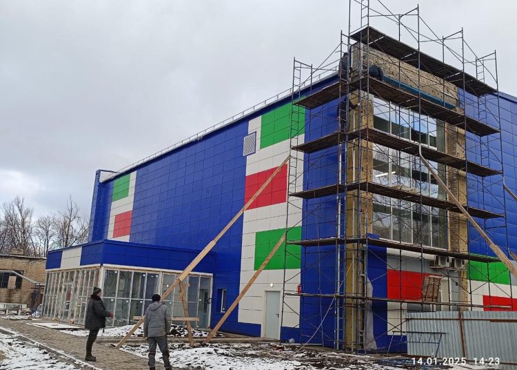 В Дебальцево продолжается капитальный ремонт бассейна ФСК «Локомотив»