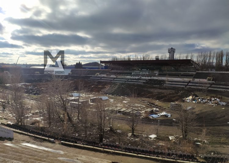 Стадион "Шахтёр" в центре Донецка превратился в масштабную заброшенную свалку Стадион «Шахтёр» в центре Донецка превратился в масштабную заброшенную свалку