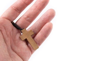 Российский военный выжил в зоне СВО благодаря нательному крестику