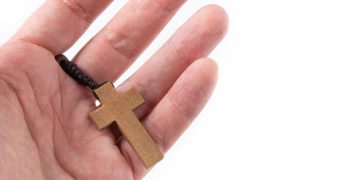 Российский военный выжил в зоне СВО благодаря нательному крестику Российский военный выжил в зоне СВО благодаря нательному крестику