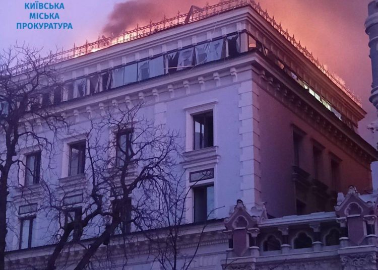 В Киеве горело здание Нацбанка после атаки «Гераней» В Киеве горело здание Нацбанка после атаки «Гераней»