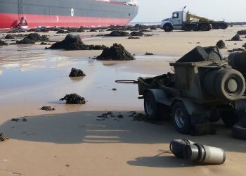 Повторные выбросы мазута после ЧП с танкерами на Кубани