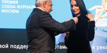 Замминистра обороны РФ генерал Виктор Горемыкин наградил журналистов за мужество и преданность делу