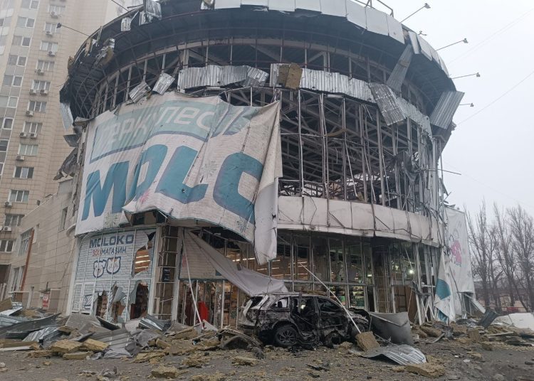 Удар по центру Донецка: поврежден супермаркет и жилые дома, есть пострадавшие Удар по центру Донецка: поврежден супермаркет и жилые дома, есть пострадавшие