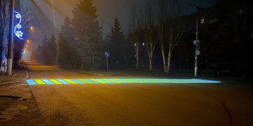 В Снежном установили восемь интеллектуальных пешеходных переходов