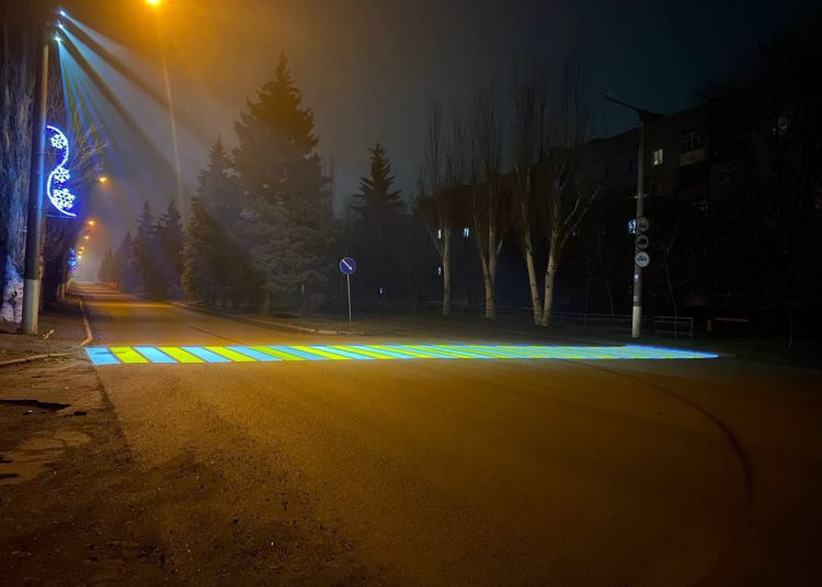 В Снежном установили восемь интеллектуальных пешеходных переходов