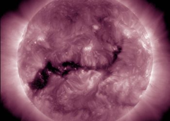 Ученые обнаружили гигантскую корональную дыру на Солнце