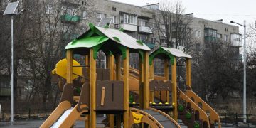 В Макеевке устанавливают новые детские площадки в рамках федерального проекта