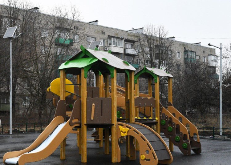 В Макеевке устанавливают новые детские площадки в рамках федерального проекта