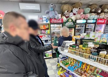 В Горловке двое мужчин украли сладости и кофе на АЗС