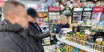 В Горловке двое мужчин украли сладости и кофе на АЗС В Горловке двое мужчин украли сладости и кофе на АЗС