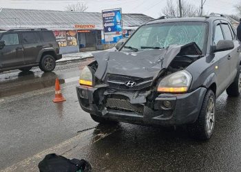 В луганском поселке под колесами авто погибли мать и дочь