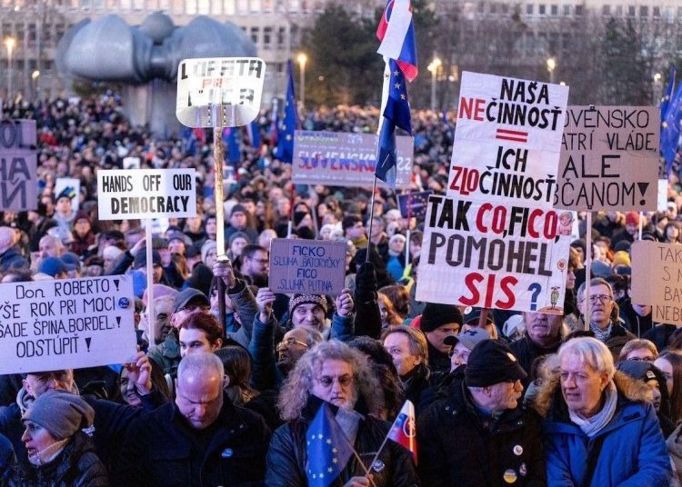 Протесты в Словакии: Проект «Мир Украине» вызвал политическую напряженность в стране