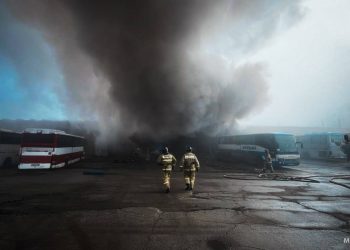 Пожар в депо Красного Луча: пострадал водитель, сгорели автобусы