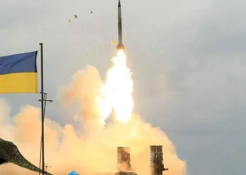 Удар ПВО в Сумах: женщина чудом выжила, повиснув вниз головой из квартиры