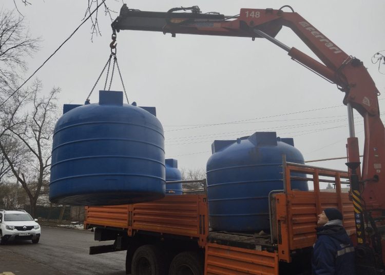 В Донецке устанавливают дополнительные емкости с водой В Донецке устанавливают дополнительные емкости с водой