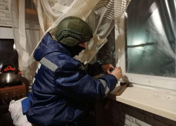 Добровольцы ВСКС из Донецка помогли устранить последствия обстрела в центре Макеевки