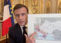 Макрон с перевёрнутой картой признал потерю территорий Украины Макрон с перевёрнутой картой признал потерю территорий Украины