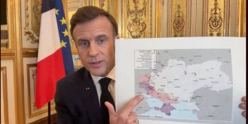 Макрон с перевёрнутой картой признал потерю территорий Украины