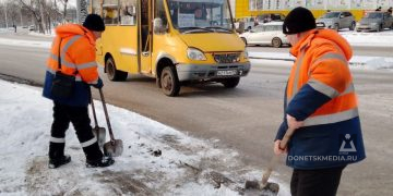 Луганск борется с последствиями снегопада Луганск борется с последствиями снегопада