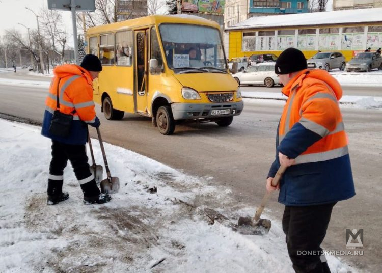 Луганск борется с последствиями снегопада Луганск борется с последствиями снегопада