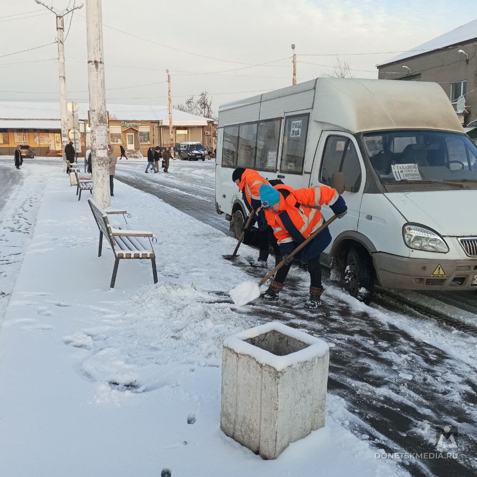 Луганск борется с последствиями снегопада