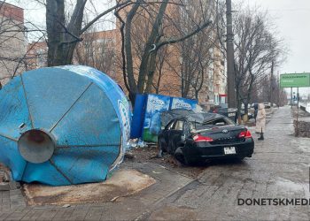 ДТП в Донецке: легковой автомобиль врезался в ларек по продаже воды